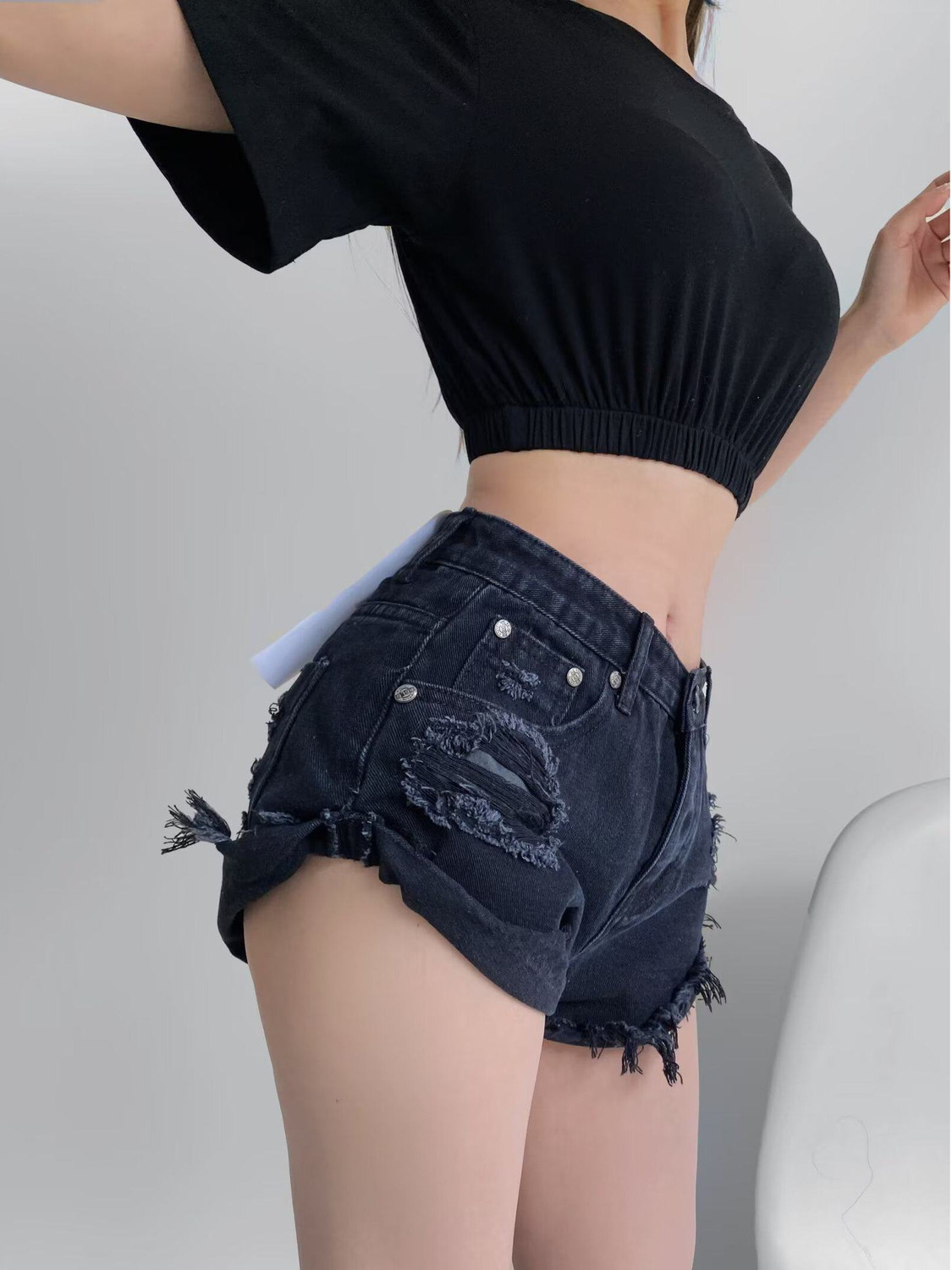 Distressed Jean Rip - กางเกงยีนส์ขาสั้นเอวต่ำสำหรับผู้หญิง สไตล์ Y2K ขอบรุ่ย ขาดเซอร์ๆ เหมาะสำหรับใส่เที่ยวหน้าร้อน